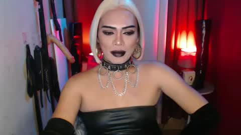 Snapshot of dominantrix_diannaxxx chatting on 12, 9, 2025 diana online show from 12, 9, 2025