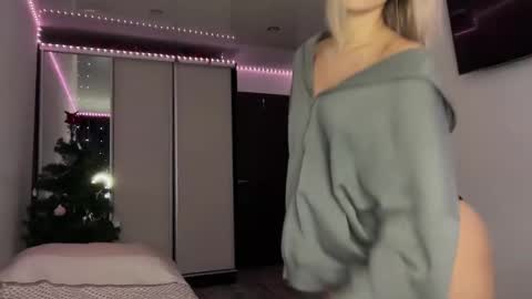 Snapshot of doublesees chatting on 21, 12, 2024 MOLLYYYY dont forget to give me a thumb up online show from 21, 12, 2024