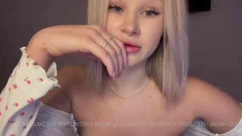 Snapshot of doublesees chatting on 19, 1, 2025 MOLLYYYY dont forget to give me a thumb up online show from 19, 1, 2025