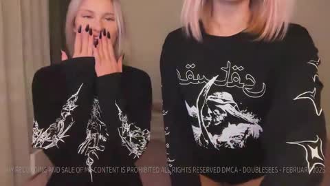 Snapshot of doublesees chatting on 12, 3, 2025 MOLLYYYY dont forget to give me a thumb up online show from 12, 3, 2025