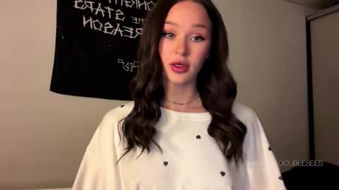 Snapshot of doublesees chatting on 18, 11, 2025 MOLLYYYY dont forget to give me a thumb up online show from 18, 11, 2025