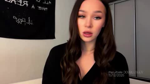 Snapshot of doublesees chatting on 15, 12, 2025 MOLLYYYY dont forget to give me a thumb up online show from 15, 12, 2025