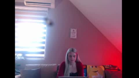 A girl online show from 14, 4, 2026