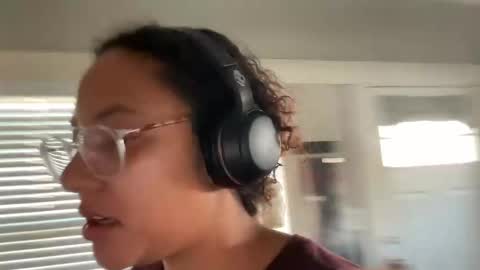 RIRI OR DREAMY online show from 25, 2, 2025