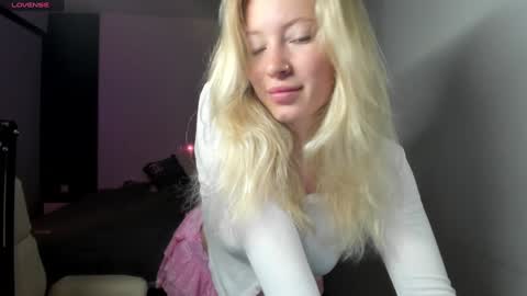 Snapshot of e___lisa chatting on 31, 12, 2024 fansly - yourbestbaby online show from 31, 12, 2024