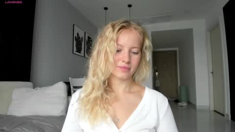 Snapshot of e___lisa chatting on 4, 1, 2025 fansly - yourbestbaby online show from 4, 1, 2025