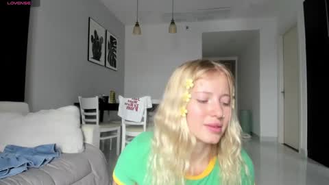 Snapshot of e___lisa chatting on 5, 1, 2025 fansly - yourbestbaby online show from 5, 1, 2025