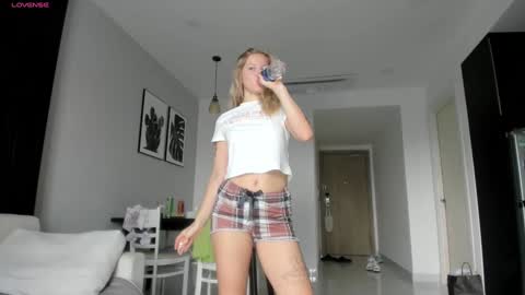 Snapshot of e___lisa chatting on 9, 1, 2025 fansly - yourbestbaby online show from 9, 1, 2025