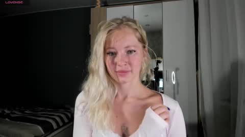 Snapshot of e___lisa chatting on 5, 3, 2025 fansly - yourbestbaby online show from 5, 3, 2025