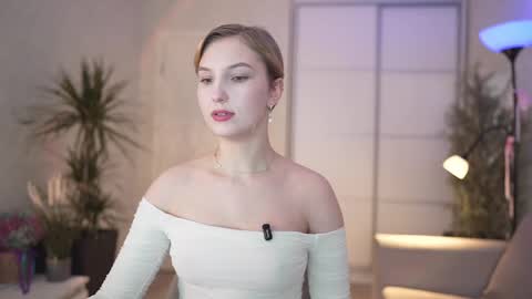 Snapshot of e_m_m_i_e chatting on 21, 2, 2025 Emily online show from 21, 2, 2025