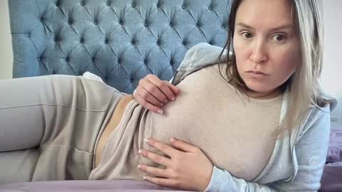 Nadia Ferreira  online show from 3, 12, 2025