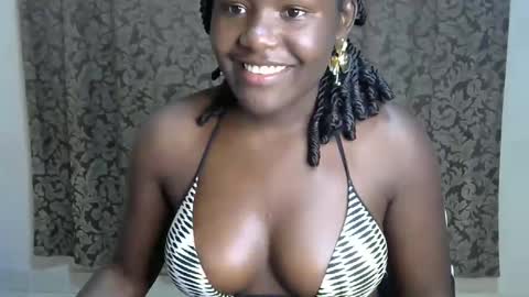 Snapshot of ebonnyqueeen chatting on 21, 11, 2025 Queen online show from 21, 11, 2025