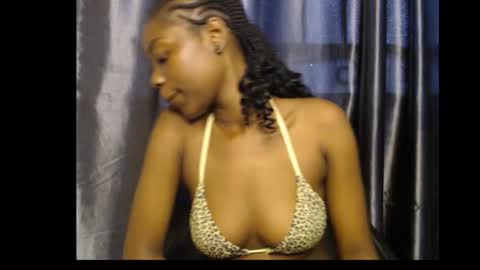 Snapshot of ebony_petitequeen chatting on 10, 9, 2025 Ella online show from 10, 9, 2025