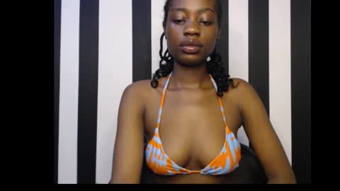 Snapshot of ebony_petitequeen chatting on 19, 9, 2025 Ella online show from 19, 9, 2025