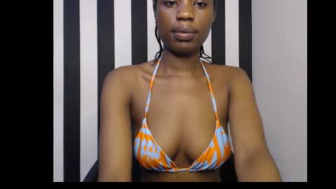 Snapshot of ebony_petitequeen chatting on 15, 10, 2025 Ella online show from 15, 10, 2025