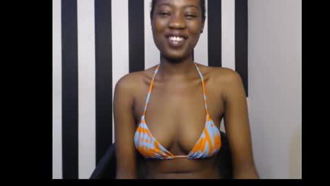 Snapshot of ebony_petitequeen chatting on 16, 10, 2025 Ella online show from 16, 10, 2025