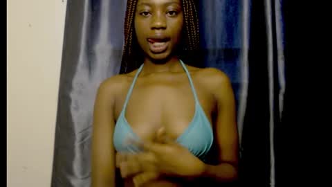 Snapshot of ebony_petitequeen chatting on 18, 10, 2025 Ella online show from 18, 10, 2025