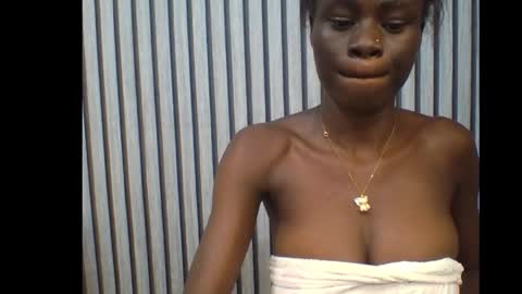 Snapshot of ebonypetiti chatting on 12, 10, 2025 queen online show from 12, 10, 2025