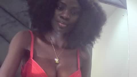 Snapshot of ebonypetiti chatting on 15, 10, 2025 queen online show from 15, 10, 2025