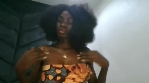 Snapshot of ebonypetiti chatting on 24, 10, 2025 queen online show from 24, 10, 2025