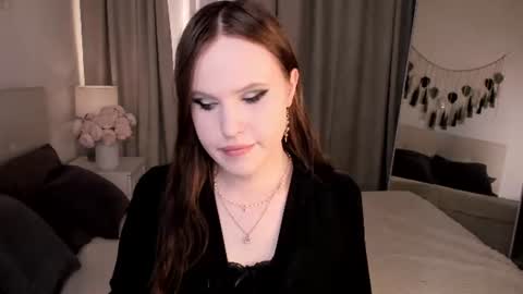 Effie Mur online show from 25, 6, 2026