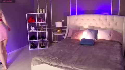 Elina online show from 7, 10, 2025