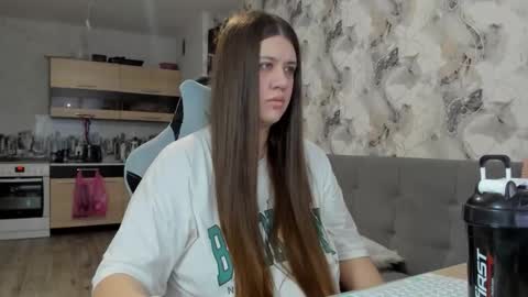 Aletta Oushen online show from 3, 12, 2025