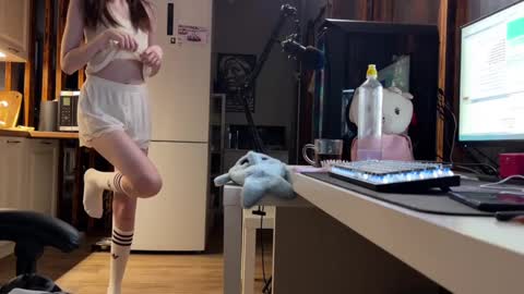 Elisa North online show from 3, 2, 2025