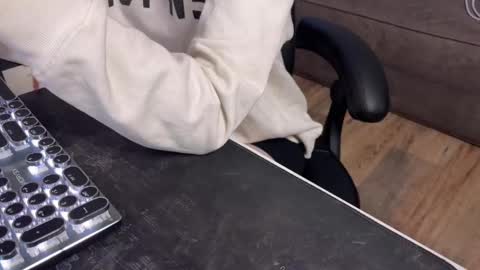 Elisa North online show from 1, 3, 2025