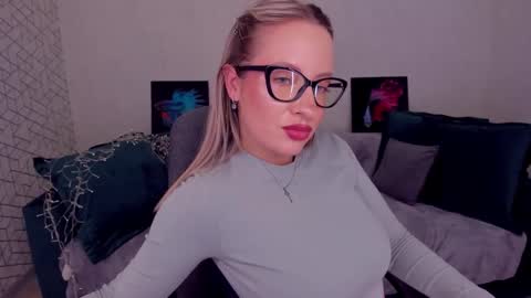 Snapshot of elisabethmills chatting on 3, 3, 2025 Elisabeth online show from 3, 3, 2025