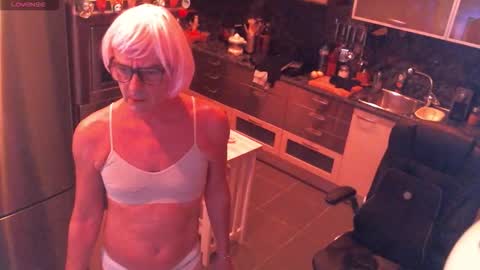 Snapshot of elise_tv chatting on 17, 11, 2025 Barbie online show from 17, 11, 2025