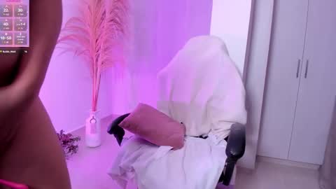 Snapshot of elissa_dominguez chatting on 6, 10, 2025 Elissa online show from 6, 10, 2025
