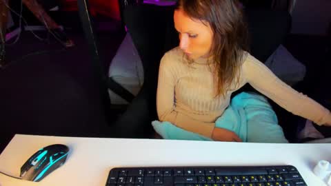 Elizabethangel online show from 6, 3, 2025