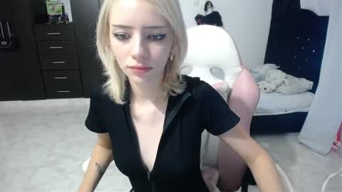 Snapshot of elizabeth_rose02 chatting on 8, 11, 2025 Elizabeth online show from 8, 11, 2025