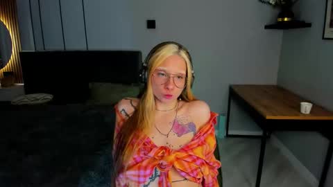 Snapshot of elizabethh_brown chatting on 4, 2, 2026 elizabethh_brown online show from 4, 2, 2026