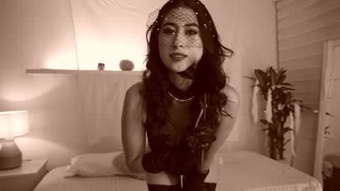 Snapshot of ella_owen chatting on 31, 10, 2025 ELLA OWEN online show from 31, 10, 2025