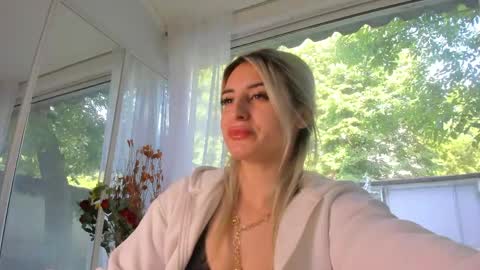 Snapshot of ella_vee chatting on 15, 5, 2026 ella_vee online show from 15, 5, 2026