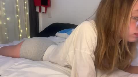 Snapshot of ellieluvs chatting on 23, 5, 2026 ellie online show from 23, 5, 2026