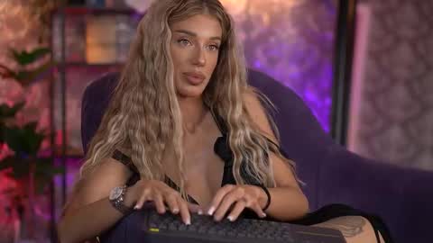 Snapshot of ellieredd chatting on 11, 9, 2025 Ellie online show from 11, 9, 2025
