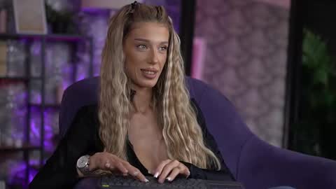 Snapshot of ellieredd chatting on 13, 9, 2025 Ellie online show from 13, 9, 2025