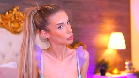 Snapshot of ellieredd chatting on 17, 10, 2025 Ellie online show from 17, 10, 2025