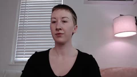 Snapshot of ellierowyn chatting on 4, 12, 2025 Ellie Rowyn online show from 4, 12, 2025