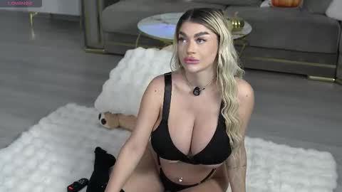 Snapshot of ellyxxxelly chatting on 13, 10, 2025 Elly online show from 13, 10, 2025