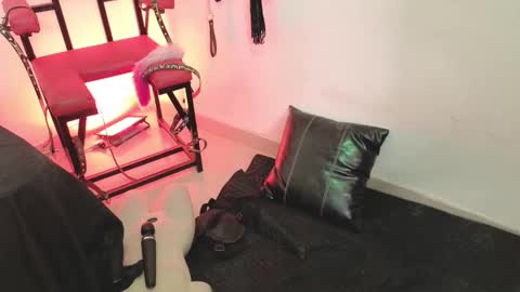 elowen_halley1 online show from 5, 1, 2026