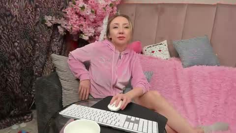 ElvaArno online show from 20, 1, 2025