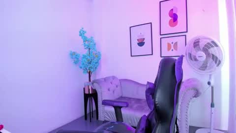 Ema louisx  online show from 19, 1, 2025