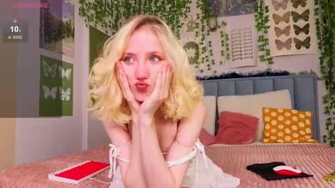 Snapshot of emacalim_ chatting on 18, 12, 2025 Emma online show from 18, 12, 2025