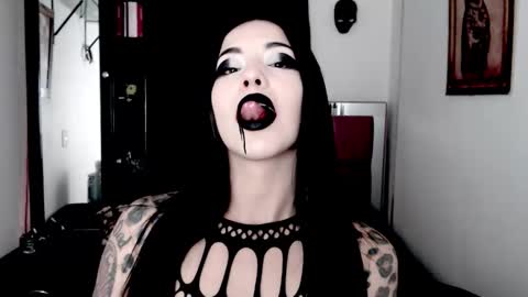 Snapshot of emearld_black chatting on 18, 12, 2025 Emerald Black online show from 18, 12, 2025