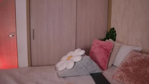 Snapshot of emiily_bell chatting on 15, 5, 2026 online show from 15, 5, 2026