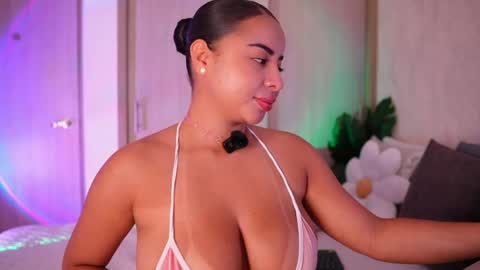 Snapshot of emiily_bell chatting on 24, 5, 2026 online show from 24, 5, 2026